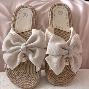 Ladies sandals they have never been worn. Size on shoe is 37.